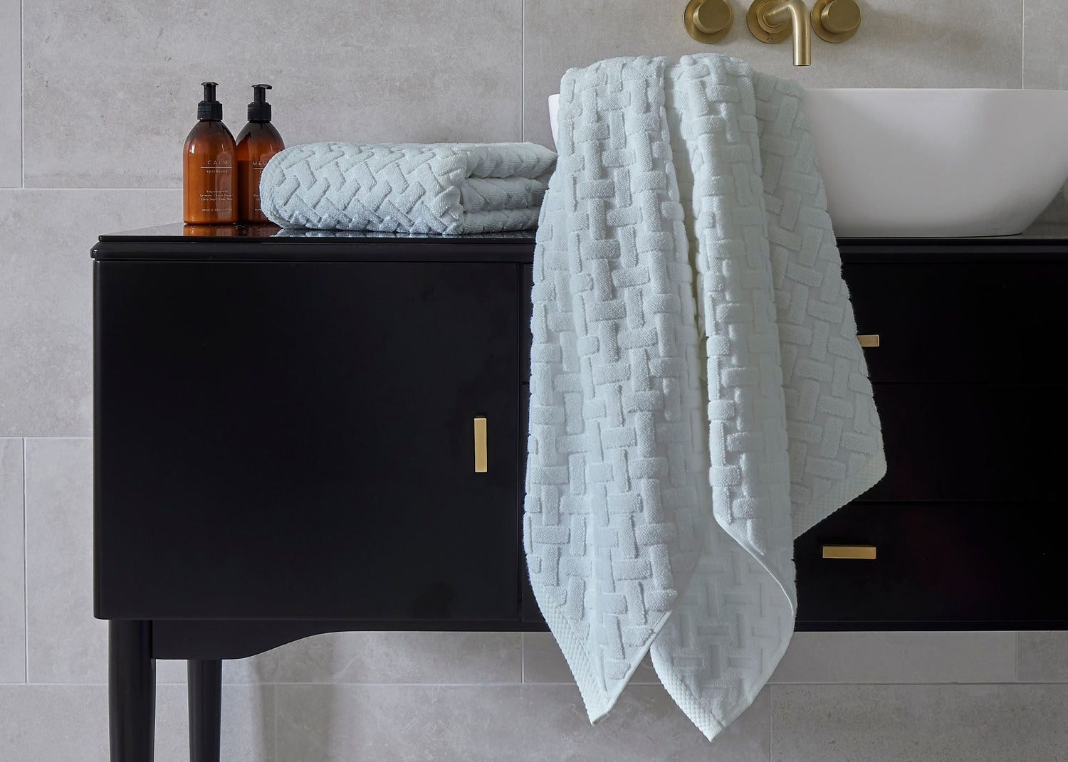 Christy "Trellis" Bath Towel Collections in Glacier (Silver)