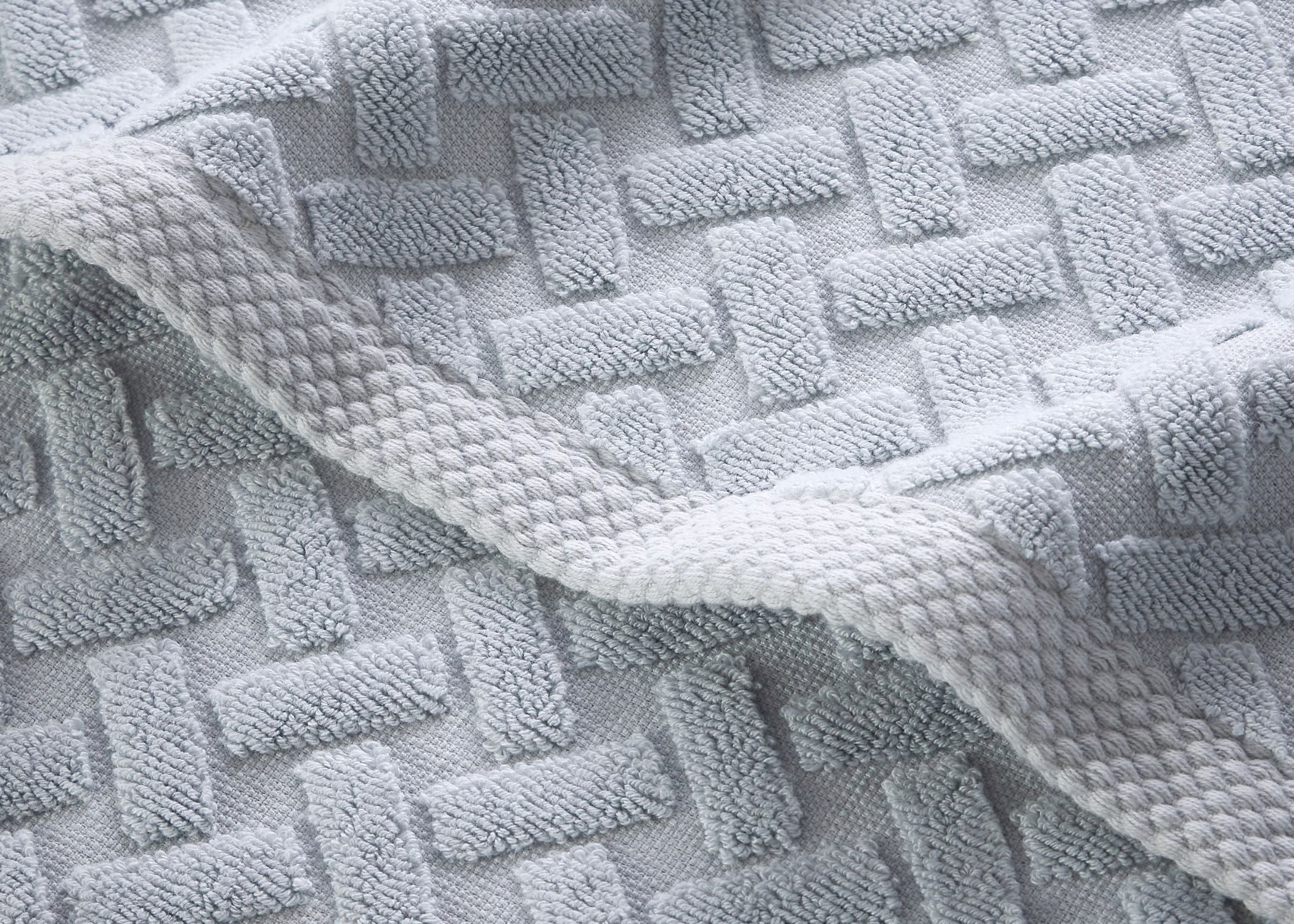 Christy "Trellis" Bath Towel Collections in Glacier (Silver)